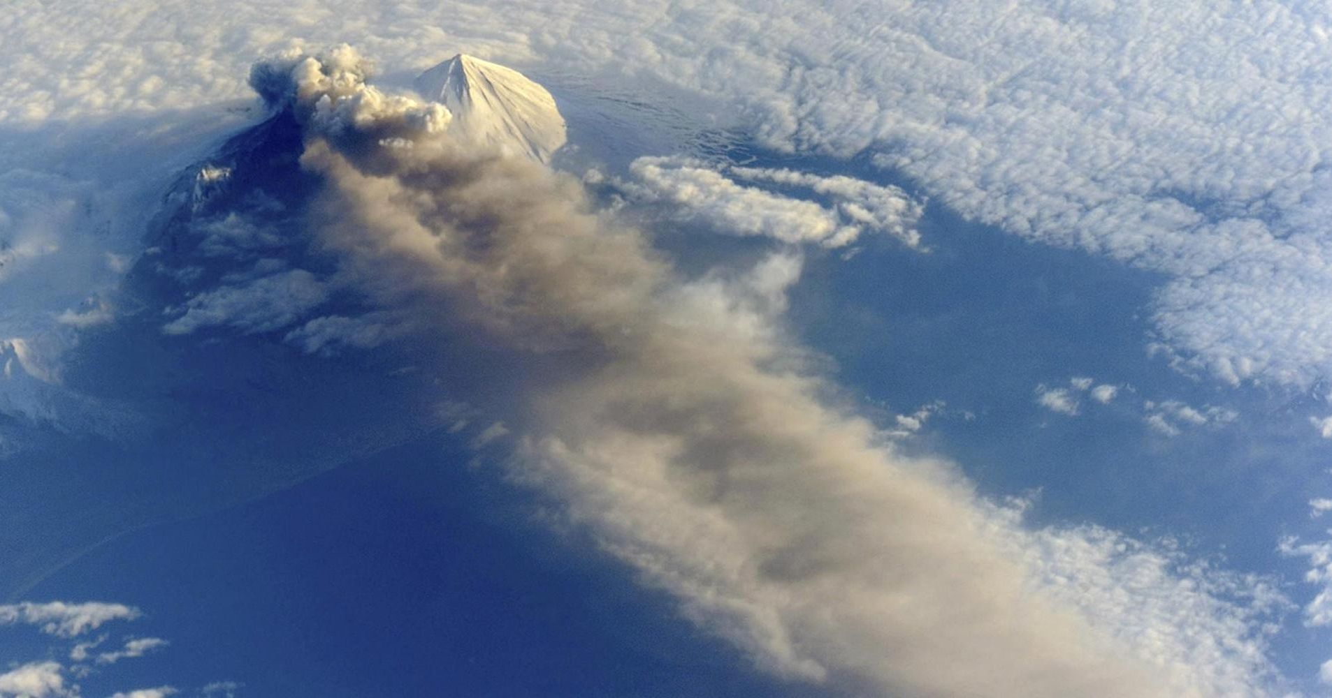 Alaska S Pavlof Volcano Spews Ash 20k Feet Into Air