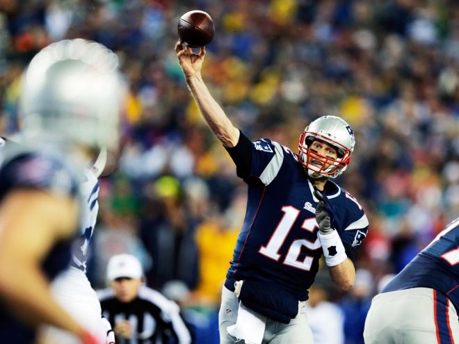 New England Patriots quarterback Tom Brady throws a pass during a game against the Indianapolis Colts, Jan. 3, 2015.