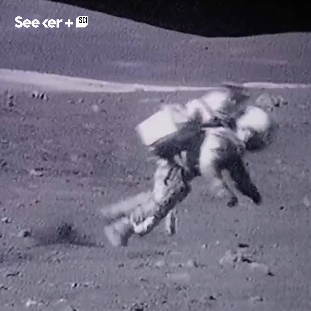 Правда что в америке вчера упала луна. Космонавт на Луне прыгает. Прыжок на Луне. Человек упал с Луны. Астронавты на Луне падение.
